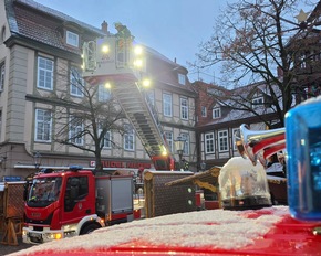 FW Celle: Mit der Drehleiter über den Celler Weihnachtsmarkt