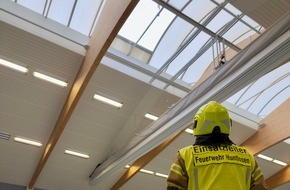 Kreisfeuerwehr Oldenburg: FW-OLL: Regenwasser dringt durch beschädigte Dachluke - Feuerwehr verhindert größeren Schaden an Sporthalle