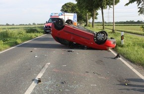 Kreispolizeibehörde Rhein-Kreis Neuss: POL-NE: Autofahrerin kommt von der Fahrbahn ab - Pkw überschlägt sich