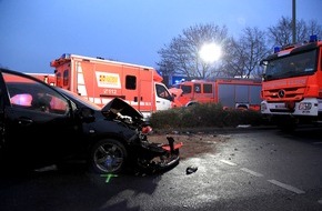 Feuerwehr Essen: FW-E: Verkehrsunfall mit PKW und Rettungswagen, vier Schwerverletzte