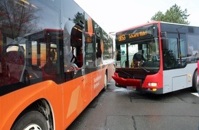 Kreispolizeibehörde Unna: POL-UN: Schwerte - Verkehrsunfall zwischen zwei Linienbussen: vier Personen leicht verletzt