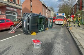 Feuerwehr Essen: FW-E: Pkw-Unfall in Kupferdreh - Fahrzeug kippt auf die Seite, Fahrer leicht verletzt