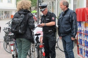 Polizeiinspektion Wilhelmshaven/Friesland: POL-WHV: Gemeinsam auf Streife in Varel - Fahrradkontrollen in der Innenstadt - Sicherheitspartnerschaft mit der Stadt Varel fortgesetzt