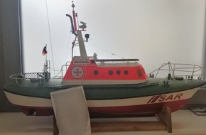 Polizeidirektion Lübeck: POL-HL: HL-Innenstadt / Auffälliges Modellschiff gefunden- Eigentümer gesucht