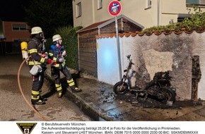 Feuerwehr München: FW-M: Brennender Motorroller an Gartenmauer (Laim)