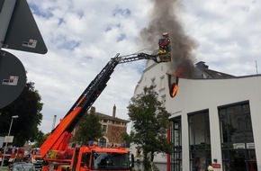 Feuerwehr Mülheim an der Ruhr: FW-MH: Verkehrsunfall in Mülheim-Saarn und Gebäudebrand in der Friedrichstraße