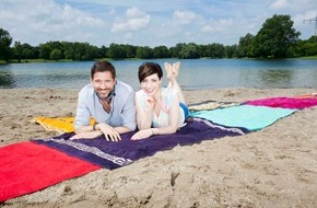 Kabel Eins: "Abenteuer Leben" auf Rekordjagd in St. Peter-Ording: Andreas Türck und Kathy Weber schaufeln, wälzen und schlecken sich am 13. Juli 2013, ab 9.00 Uhr, in sieben Disziplinen gen Bestmarke (BILD)