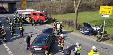 Freiwillige Feuerwehr Kalkar: Feuerwehr Kalkar: Verkehrsunfall- drei verletzte Personen