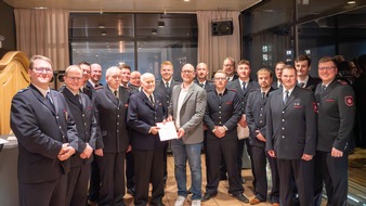 Feuerwehr Dinslaken: FW Dinslaken: Bef&ouml;rderungen, Ehrungen und Blick in die Zukunft im L&ouml;schzug Eppinghoven