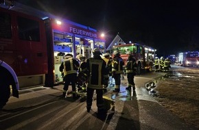 Kreisfeuerwehrverband Lüchow-Dannenberg e.V.: FW Lüchow-Dannenberg: +++ Dachstuhlbrand in Bösel (Lk. Lüchow-Dannenberg) +++ über 140 Einsatzkräfte im Einsatz +++ Photovoltaikanlage erschwert Löscharbeiten +++