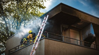 Feuerwehr Gronau: FW Gronau: Balkon brannte in voller Ausdehnung