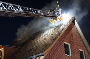 Kreisfeuerwehrverband Dithmarschen: FW-HEI: Feuer in einem Mehrfamilienhaus - Brand wird mir zwei Drehleitern gelöscht