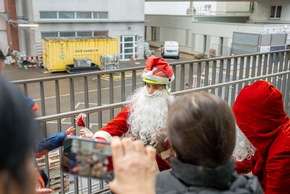 FW Stuttgart: Nikolaus-Aktion der Höhenrettung am Olgahospital - Klinikum Stuttgart