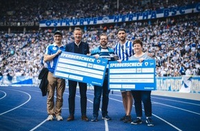 HERTHA BSC GmbH & Co. KGaA  : Spendet Becher – Rettet Leben: Zwei Spendenschecks in Höhe von insgesamt 85.000 Euro übergeben