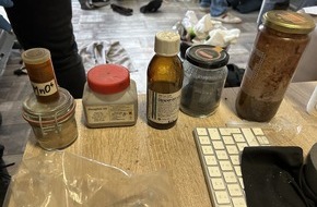 Zollfahndungsamt Hannover: ZOLL-H: Zoll durchsucht bei mutmaßlichem Drogendealer in der Region Hannover Sicherstellung von Betäubungsmitteln, Schreckschusswaffen und gefährlichen Chemikalien