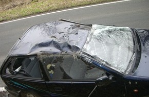 Polizeiinspektion Hameln-Pyrmont/Holzminden: POL-HOL: Landesstraße 584 - Warbsen - Forst: Ins Schleudern geraten und überschlagen - Fahrer leicht verletzt / 4.000,-- EUR Sachschaden -