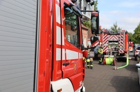Feuerwehr Essen: FW-E: Mitarbeiterin von einem Pflegedienst bemerkt Verrauchung in einem Einfamilienhaus und alarmiert die Feuerwehr