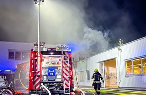 Feuerwehr Neuss: FW-NE: Feuer in einer Werkstatthalle | Feuerwehr verhindert Brandausbreitung