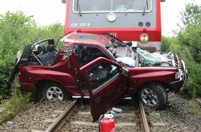 Polizeidirektion Göttingen: POL-GOE: (880/03) Zug erfasst Geländewagen - Eine schwer Verletzte