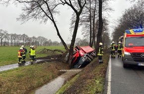 Kreisfeuerwehr Oldenburg: FW-OLL: Schwerer Verkehrsunfall in Hatten: Lkw prallt gegen mehrere Bäume und kippt in Graben