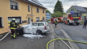 Feuerwehren VG Westerburg: FW VG Westerburg: PKW brennt in Rotenhain vollständig aus - Rauch dringt in Mehrfamilienhaus ein