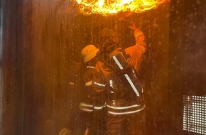 Feuerwehr Iserlohn: FW-MK: 108 märkische Feuerwehrleute fit für den Einsatz gemacht - FeuerwehrVerband MK führt Heißausbildungswochenende durch