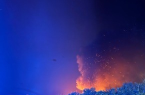 Kreisfeuerwehrverband Pinneberg: FW-PI: Brand eines Carports mit zwei PKW