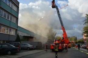 Feuerwehr Mülheim an der Ruhr: FW-MH: Brand in Schreinerei verursacht starke Rauchentwicklung/25 Personen aus umliegenden Gebäuden evakuiert