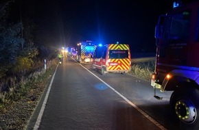 Feuerwehr der Stadt Arnsberg: FW-AR: PKW gegen Baum- FW Arnsberg und Ense zusammen im Einsatz