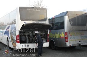 Polizeipräsidium Trier: POL-PPTR: Polizei kontrolliert Reisebus  -  Weiterfahrt untersagt