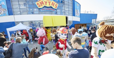 Smyths Toys GmbH: Riesen Smyths Toys Willkommensparty