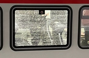 Bundespolizeidirektion Sankt Augustin: BPOL NRW: Bundespolizei sucht nach Zeugen - Unbekannte bewerfen Intercity und beschädigen Seitenscheibe