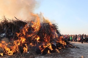 Tourismus-Service Norden-Norddeich: Gegen Frost und für Frieden – „Osterfeuer am Meer“ von Norden-Norddeich