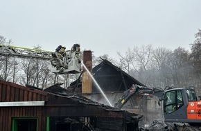 Freiwillige Feuerwehr Osterholz-Scharmbeck: FW Osterholz-Scharm.: Landwirtschaftliches Gebäude von Vollbrand - Feuerwehr kann Übergreifen auf Wohnhaus in letzter Minuten verhindern