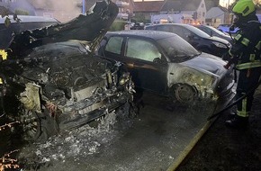 Feuerwehr Bergheim: FW Bergheim: Feuerwehr löscht brennende Fahrzeuge in Bergheim Zwei PKW brannten auf Parkplatz - Auch angrenzende Hecke betroffen