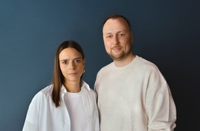 NDR Norddeutscher Rundfunk: Host-Wechsel bei "11KM: der tagesschau-Podcast" / Elena Kuch und David Krause folgen auf Victoria Koopmann
