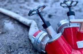 Freiwillige Feuerwehr Hünxe: FW Hünxe: Feuer durch Gasgrill - Brandausbreitung verhindert, Folgeeinsatz Amtshilfe