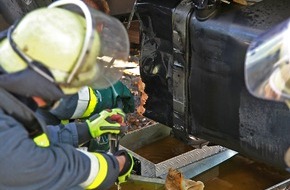 Feuerwehr Essen: FW-E: Kurve zu eng, Dieseltank eines Lkw mit 400 Liter Inhalt aufgerissen