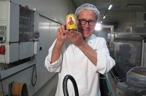 Kabel Eins: Ein "Cola-Huhn" reist um die Welt: Chefkoch Dirk Hoffmann lässt zum Jubiläum das legendäre Rezept weltweit verkosten / 2000ste Sendung von "Abenteuer Leben - täglich neu entdecken" am 25.7., 18 Uhr (FOTO)