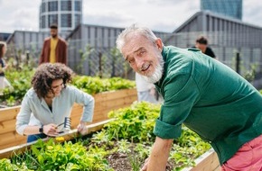 Wort & Bild Verlagsgruppe - Gesundheitsmeldungen: Grüne Auszeit: Damit das Werkeln im Garten guttut / Menschen mit Diabetes sollten auf ausreichend Sonnenschutz achten und ihre Werte im Blick haben