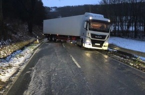 Kreispolizeibehörde Höxter: POL-HX: Schnee und Glätte sorgen für Unfälle