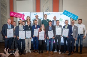Arbeitsgemeinschaft Fahrrad- und Fußverkehrsfreundlicher Kommunen: 32 Kommunen in Baden-Württemberg wurden erstmals für das Erreichen der Qualitätsstufe für Fuß- und Radverkehr gewürdigt. Verkehrsminister Winfried Hermann überreichte in ...