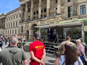 HZA-BS: Besucheransturm beim Blaulichttag auf dem Schlossplatz