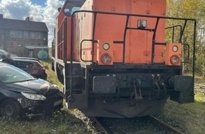 Bundespolizeiinspektion Kassel: BPOL-KS: Zu nah am Gleis geparkt - Güterzug stößt gegen Fahrzeug