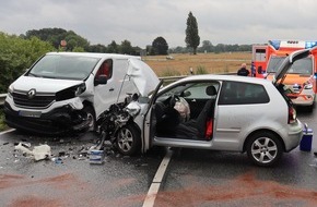 Kreispolizeibehörde Herford: POL-HF: Verkehrsunfall - VW-Fahrerin gerät in den Gegenverkehr