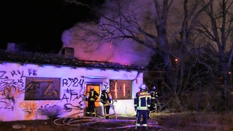 Freiwillige Feuerwehr Celle: FW Celle: Gebäude brennt teilweise in Vollbrand - eine verstorbene Person