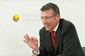 DFV Deutsche Familienversicherung AG: Pflege-Vorsorge: "Es ist noch immer 5 vor 12!" / Philipp J.N. Vogel, Vorstand der DFV Deutsche Familienversicherung AG, zur geplanten Neuordnung der Pflege (BILD)