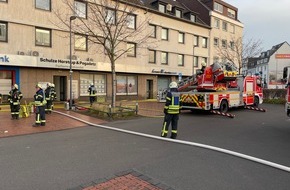 Feuerwehr Dinslaken: FW Dinslaken: Zimmerbrand mit Menschenleben in Gefahr