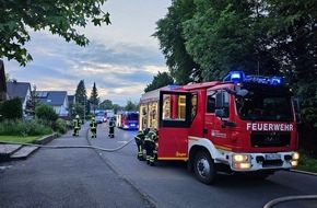Freiwillige Feuerwehr Königswinter: FW Königswinter: Brennender Anbau an Holzhaus - Nachbarn verhindern schlimmeres