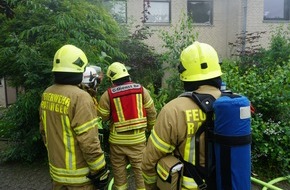 Feuerwehr Ratingen: FW Ratingen: Aufmerksame Nachbarn bemerken Brand in Einfamilienhaus, eine Person aus dichtem Rauch gerettet.
